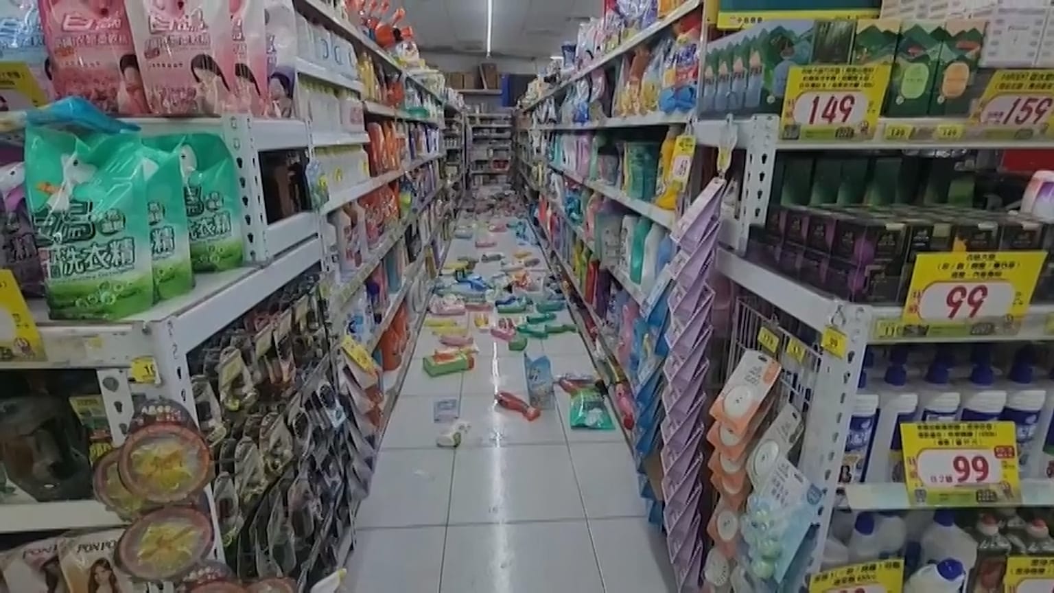 Tayvan'ın güneyindeki Tainan'da bir markette raflardan düşen şişe ve kutular yerde, 