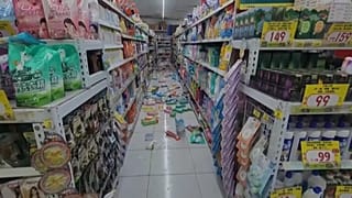 Palackok és konzervdobozok a padlón, miután leestek a polcokról egy kisboltban Tainanban, Tajvan déli részén, 