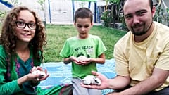 این عکس خانوادگی رایان کوربت را نشان می دهد که خرگوش را با دخترش میریام و پسرش کالب در کابل افغانستان در سال 2020 در دست دارد.