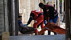 Un equipo médico atiende y evacúa a un hombre herido durante una incursión militar israelí en la ciudad cisjordana de Yenín este martes