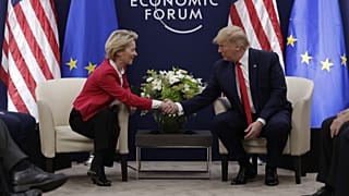 Ursula von der Leyen bizottsági elnök Donald Trumppal 2020-ban, a davosi Világgazdasági Fórumon