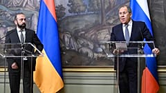 Министр иностранных дел Армении Арарат МИрзоян (слева) и глава МИД РФ Сергей Лавров (справа) на пресс-конференции в Москве 21/01/2025
