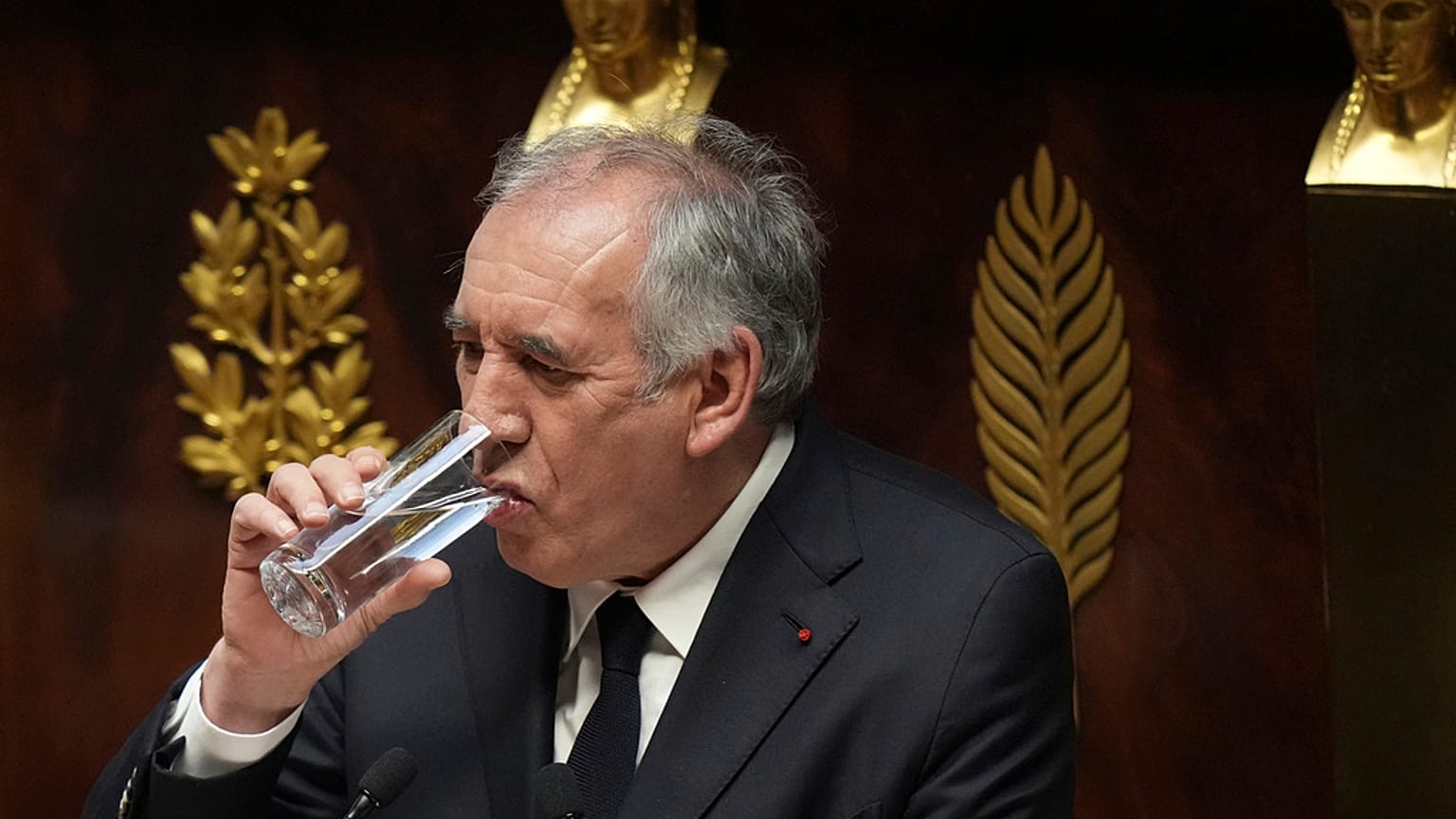 El primer ministro francés supera su tercera moción de censura en un mes