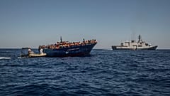Cerca de 1.000 refugiados e migrantes da Eritreia, Somália, Gana, Líbia e Síria são resgatados pelo exército italiano ao largo da costa da Líbia
