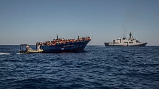 Cerca de 1.000 refugiados e migrantes da Eritreia, Somália, Gana, Líbia e Síria são resgatados pelo exército italiano ao largo da costa da Líbia