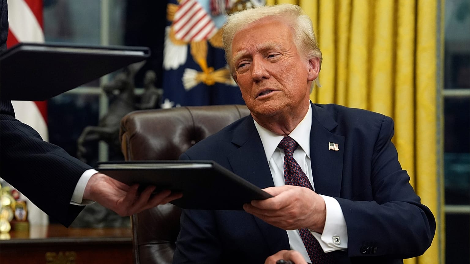 Başkan Donald Trump Beyaz Saray'daki Oval Ofis'te kararnameleri imzalıyor.