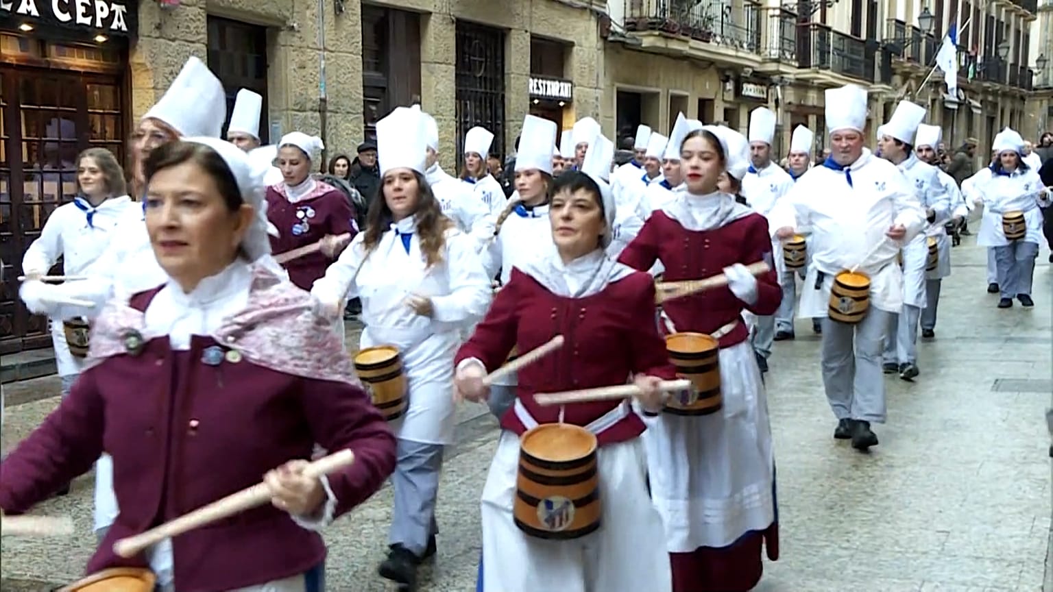 Teilnehmer der Tamborrada ziehen am 20.01.2025 durch die Straßen von San Sebastian in Spanien.