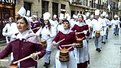 Teilnehmer der Tamborrada ziehen am 20.01.2025 durch die Straßen von San Sebastian in Spanien.