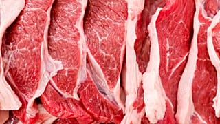 Selon une nouvelle étude, manger trop de viande rouge pourrait accélérer le vieillissement cognitif.