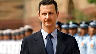 صورة من الأرشيف- الرئيس السوري بشار الأسد يتفقد حرس الشرف في القصر الرئاسي في نيودلهي، الهند