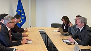 Fernando Clavijo con el comisario de Interior de la UE, Magnus Brunner, en Estrasburgo