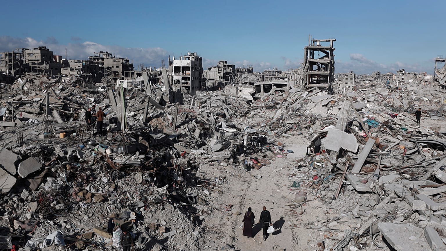 Un jour après l'entrée en vigueur de l'accord de cessez-le-feu entre Israël et le Hamas des Palestiniens marchent dans ce qu'il reste de Jabaliya, à Gaza, le 20.01.2025