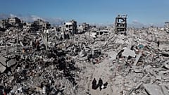 Einen Tag nach Inkrafttreten des Waffenstillstandsabkommens zwischen Israel und der Hamas laufen Palästinenser am 20.01.2025 durch das, was von Jabaliya in Gaza übrig geblieben ist.