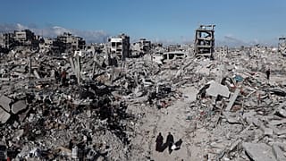 Un jour après l'entrée en vigueur de l'accord de cessez-le-feu entre Israël et le Hamas des Palestiniens marchent dans ce qu'il reste de Jabaliya, à Gaza, le 20.01.2025