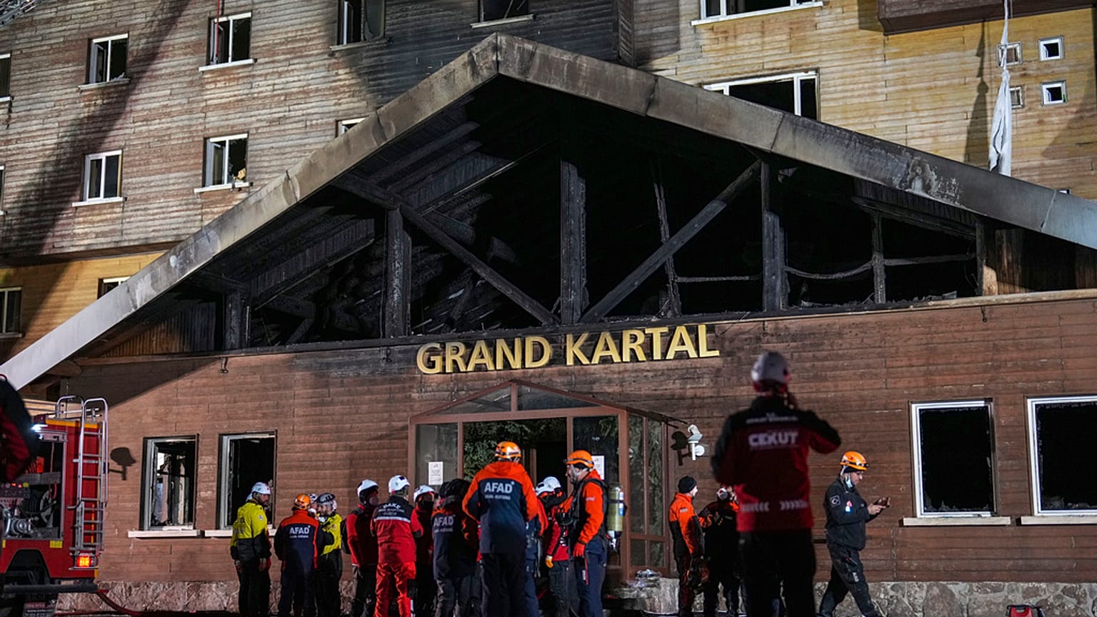 Kartalkaya kayak merkezindeki otelde çıkan yangının ardından itfaiye ve acil durum ekipleri çalışmalarını sürdürüyor, 21 Ocak 2025.