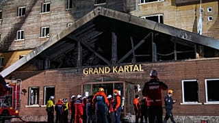 Kartalkaya kayak merkezindeki otelde çıkan yangının ardından itfaiye ve acil durum ekipleri çalışmalarını sürdürüyor, 21 Ocak 2025.