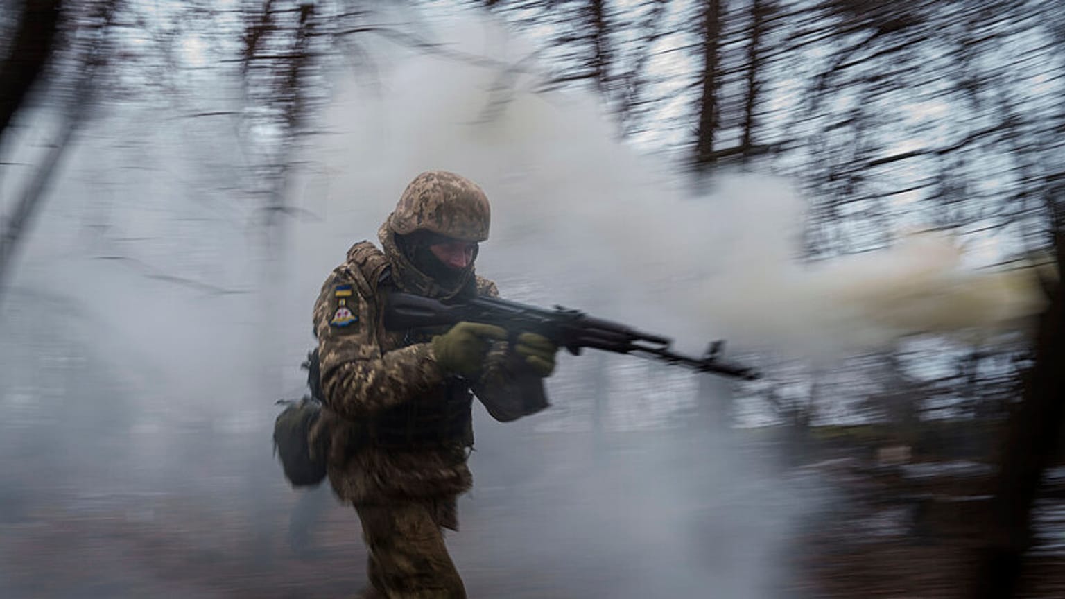 Un militare ucraino della 24a brigata meccanizzata si esercita in un poligono non lontano dalla linea del fronte nella regione di Donetsk