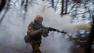 Un soldat ukrainien de la 24e brigade mécanisée s'entraîne sur le polygone non loin de la ligne de front dans la région de Donetsk, Ukraine, mardi 21 janvier 2024.
