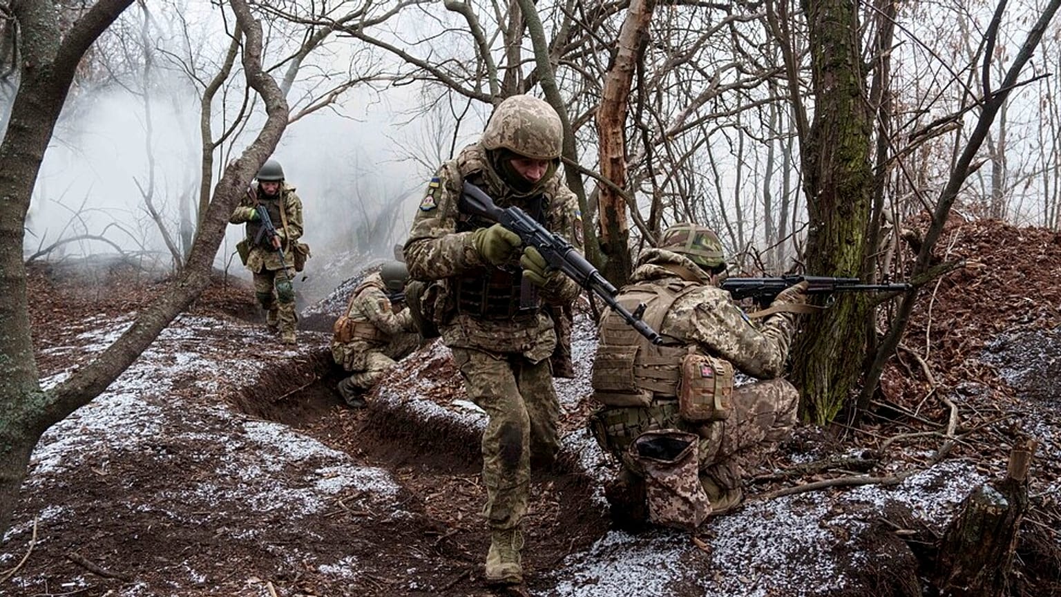Ukrainische Soldaten der 24. Mechanisierten Brigade trainieren in der Region Donezk unweit der Front - 21. Januar 2025