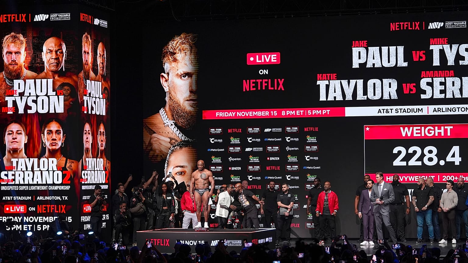Mike Tyson lors d'une pesée avant son combat contre Jake Paul sur Netflix, au Texas.