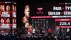 Mike Tyson durante uma pesagem antes do seu combate de pesos pesados na Netflix contra Jake Paul no Texas