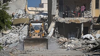 مركبات تابعة للجيش الإسرائيلي خلال عملية عسكرية في مدينة جنين بالضفة الغربية، الأربعاء 22 يناير 2025