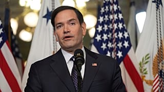 Le secrétaire d'État Marco Rubio s'exprime après avoir prêté serment devant le vice-président JD Vance dans le bureau de cérémonie de la vice-présidence, situé dans l'Eisenhower Executive Office Building.