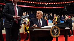 Trump megkezdte az elnöki parancsok aláírását