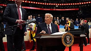 Trump megkezdte az elnöki parancsok aláírását