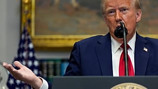 Donald Trump amerikai elnök a frissen aláírt kegyelmi rendeletről beszél a Fehér Házban 2025.01.21-én. 