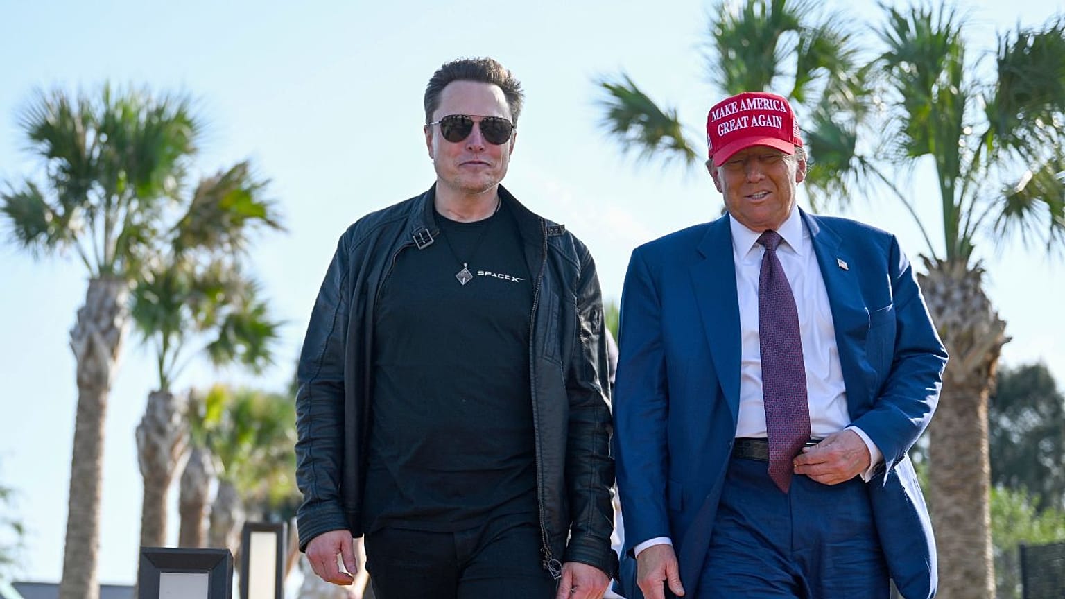 File- Donald Trump cammina con Elon Musk prima del lancio del sesto volo di prova del razzo SpaceX Starship martedì 19 novembre 2024 a Boca Chica, Texas.