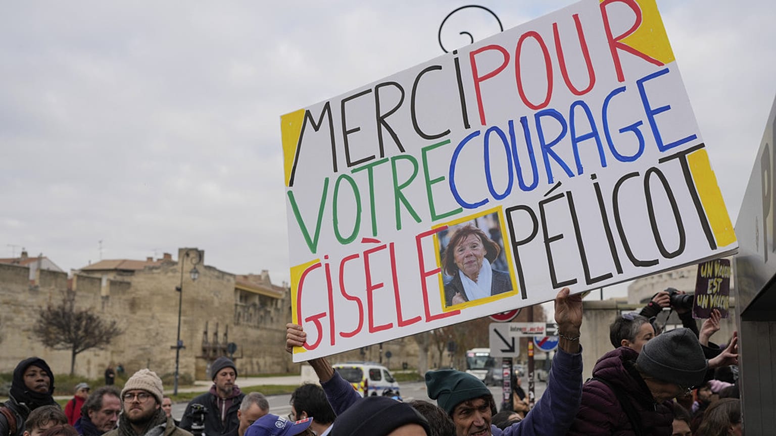 Un hombre sostiene una pancarta en la que se lee "Gracias por tu valentía Gisele Pelicot" a las puertas del tribunal de Aviñón, sur de Francia, jueves 19 de diciembre de 2024.