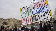 Un hombre sostiene una pancarta en la que se lee "Gracias por tu valentía Gisele Pelicot" a las puertas del tribunal de Aviñón, sur de Francia, jueves 19 de diciembre de 2024.