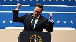 Elon Musk discursa num desfile de tomada de posse presidencial em Washington, DC.