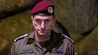 ARQUIVO: O Chefe do Estado-Maior israelita, Herzi Halevi, assiste a uma cerimónia de colocação de coroas de flores que assinala o Dia da Memória do Holocausto em Jerusalém, Israel, a 6 de maio de 2024.