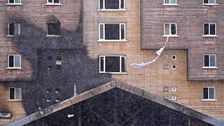Bettlaken hängen aus einem Fenster des Hotels. Opfer des Brandes versuchten, so den Flammen zu entkommen.