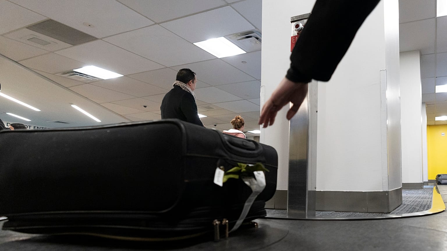Βουλευτής φέρεται να έκλεψε βαλίτσες από τους ιμάντες παραλαβής αποσκευών στα αεροδρόμια της Λισαβόνας και της Πόντα Ντελγκάντα