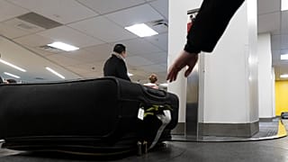 Βουλευτής φέρεται να έκλεψε βαλίτσες από τους ιμάντες παραλαβής αποσκευών στα αεροδρόμια της Λισαβόνας και της Πόντα Ντελγκάντα