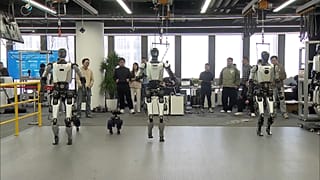 Quatre robots humanoïdes marchent au centre d'innovation de robotique humanoïde de Shanghai