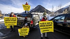 Activistas de Greenpeace bloquean una carretera durante una protesta en Davos durante la 55ª reunión anual del Foro Económico Mundial, en Davos, Suiza, el 20 de enero de 2025.