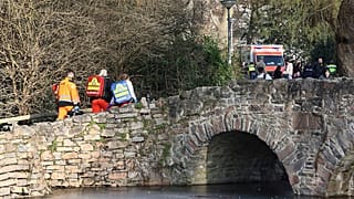 Rettungs- und Sicherheitskräfte sind in der Nähe eines Tatorts in Aschaffenburg, Deutschland.