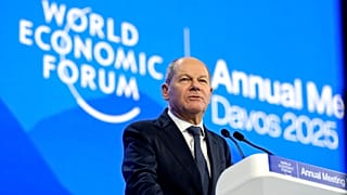 المستشار الألماني أولاف شولتس يتحدث في الاجتماع السنوي للمنتدى الاقتصادي العالمي في دافوس، سويسرا، الثلاثاء، 21 يناير، 2025. 