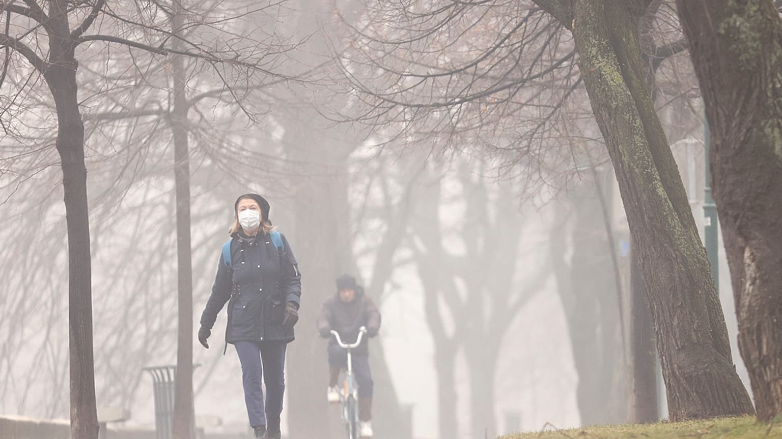 Uma mulher usa uma máscara para se proteger da poluição atmosférica em Sarajevo, Bósnia-Herzegovina, 22.01.2025