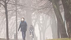 Μια γυναίκα φοράει μάσκα για να προστατευτεί από την ατμοσφαιρική ρύπανση στο Σεράγεβο, Βοσνία-Ερζεγοβίνη, 22.01.2025