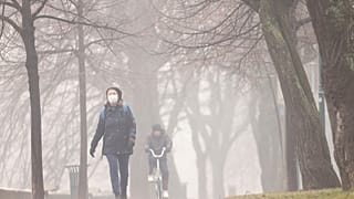 Μια γυναίκα φοράει μάσκα για να προστατευτεί από την ατμοσφαιρική ρύπανση στο Σεράγεβο, Βοσνία-Ερζεγοβίνη, 22.01.2025