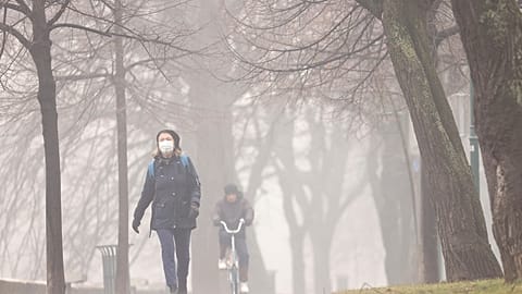 Une femme porte un masque pour se protéger de la pollution de l'air à Sarajevo, en Bosnie-Herzégovine, le 22.01.2025