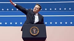 Elon Musk gestikuliert, während er bei einer Veranstaltung zur Inaugurationsparade des Präsidenten in Washington spricht, Montag, 20. Januar 2025.
