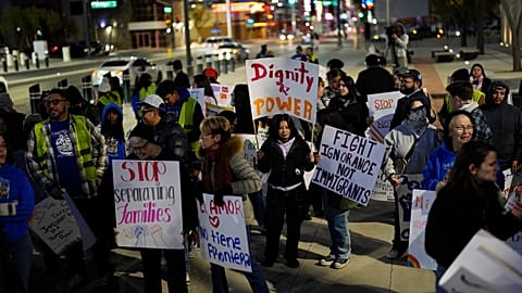 Des gens tiennent des pancartes lors d'un rassemblement contre la politique d'immigration du président Donald Trump, à Las Vegas aux États-Unis, le 21.01.2025