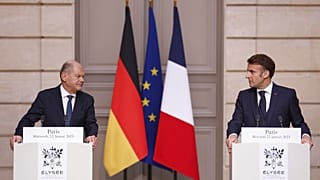 El presidente francés, Emmanuel Macron, a la derecha, y el canciller alemán, Olaf Scholz, ofrecen una declaración conjunta en el Palacio del Elíseo en París, el miércoles 22 de enero de 2025.