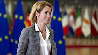 Kaja Kallas érkezik sajtótájákoztatójára